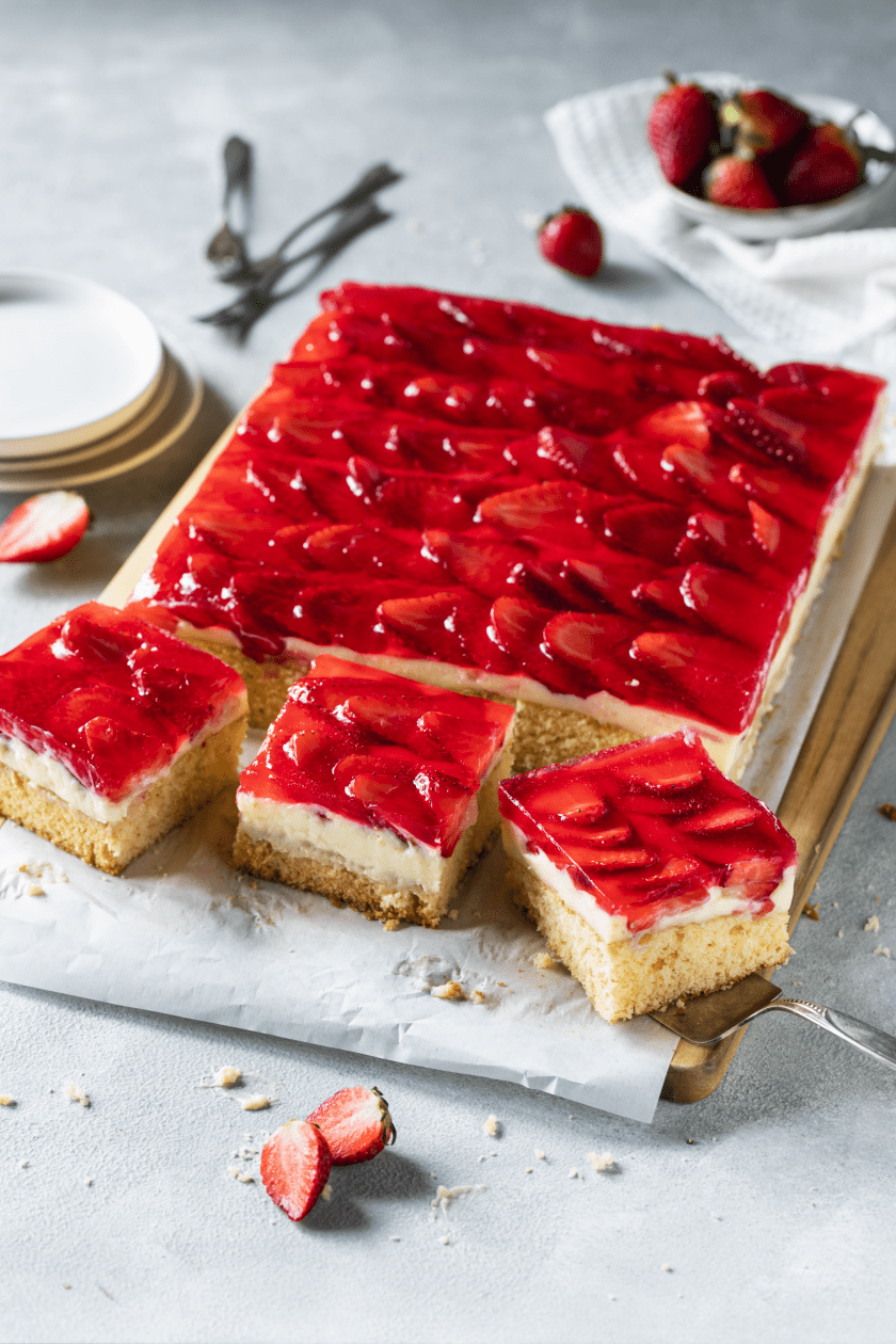 Erdbeerkuchen vom Blech mit Pudding | Simply Yummy
