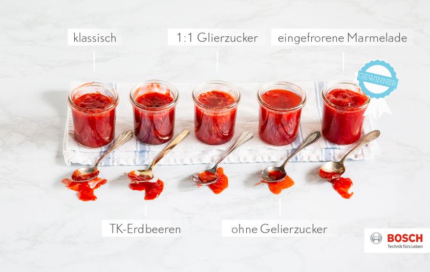 Fünf Erdbeermarmeladen nebeneinander, die auf ihre Optik getestet wurden