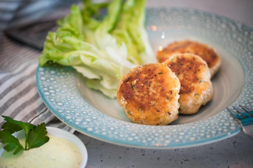 Knusprige Fischfrikadellen mit Petersilien-Aioli | Simply Yummy