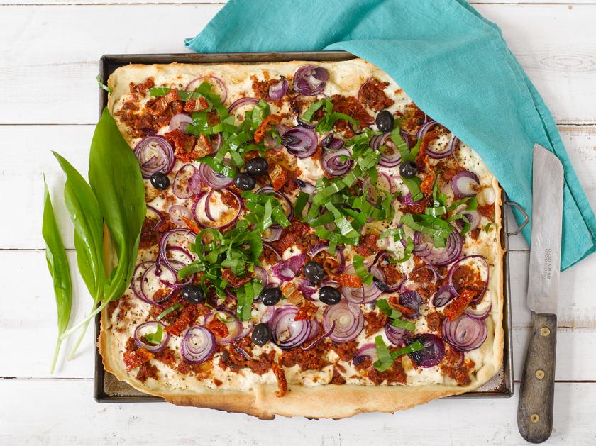 Flammkuchen mediterran zubereiten | Simply Yummy