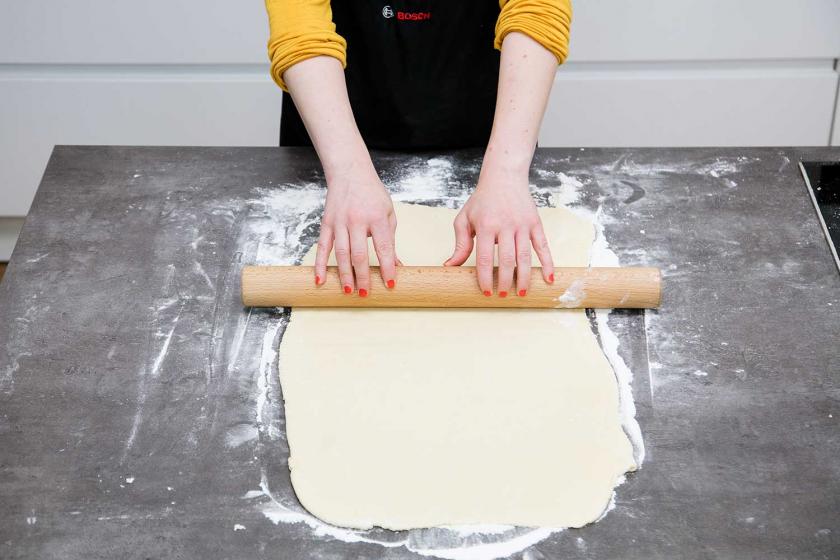 Teig der Frazbrötchen wird ausgerollt.