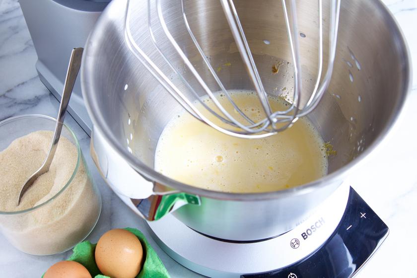 Der Teig für die French Toast mit Erdbeermus wird in einer Küchenmaschine gerührt.