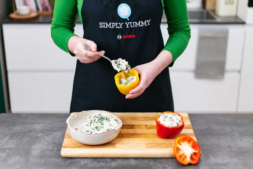 Paprika werden mit Reis gefüllt.