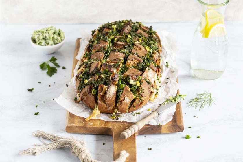 Gefülltes Brot - mit Käse und Kräuterbutter zum Partybrot