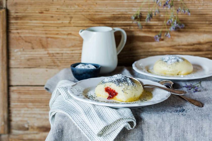 Germknödel angeschnitten auf einem gedeckten Teller.