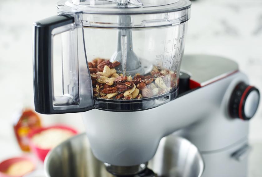 Nüsse für das Granola mit Nüssen werden in einer Küchenmaschine gehackt.