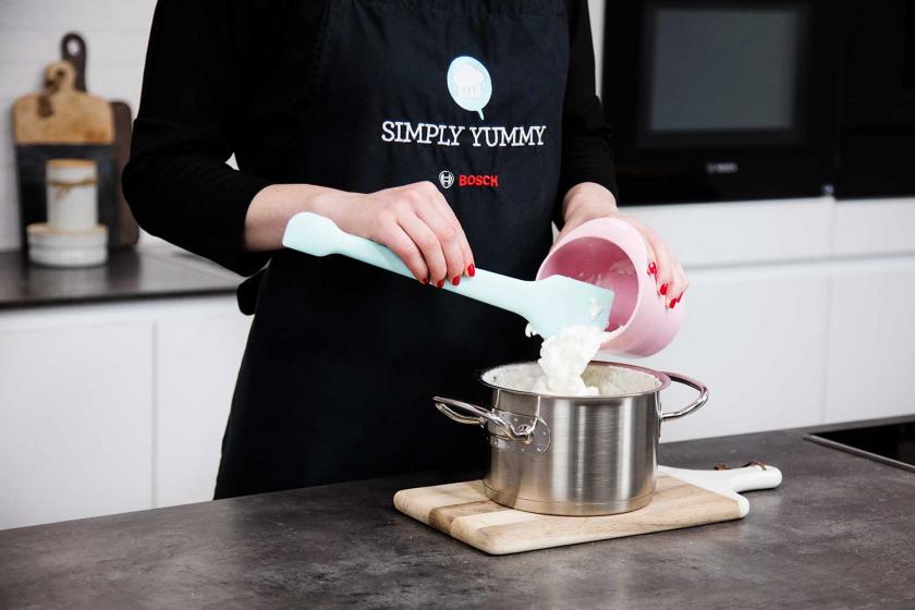 Eischnee wird zum Grießbrei gegeben.