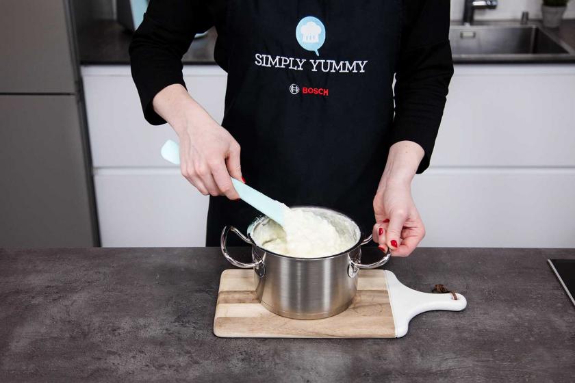 Eischnee wird unter den Grießbrei gehoben.