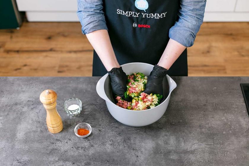 Die Masse für den Hackbraten wird in einer Schüssel verknetet.