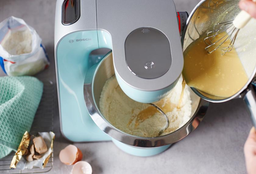Für den Hefezopf mit Marzipan wird eine Hefemischung wird zu trockenen Zutaten in einer Küchenmaschine geschüttet.