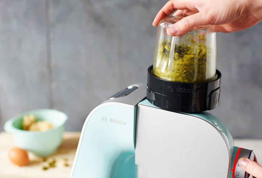Für den Hefezopf mit Marzipan werden Pistazien für die Füllung in einer Küchenmaschine gemahlen.