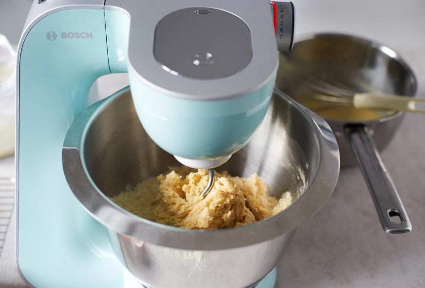 Der Teig für den Hefezopf mit Marzipan wird mit einer Küchenmaschine verknetet.