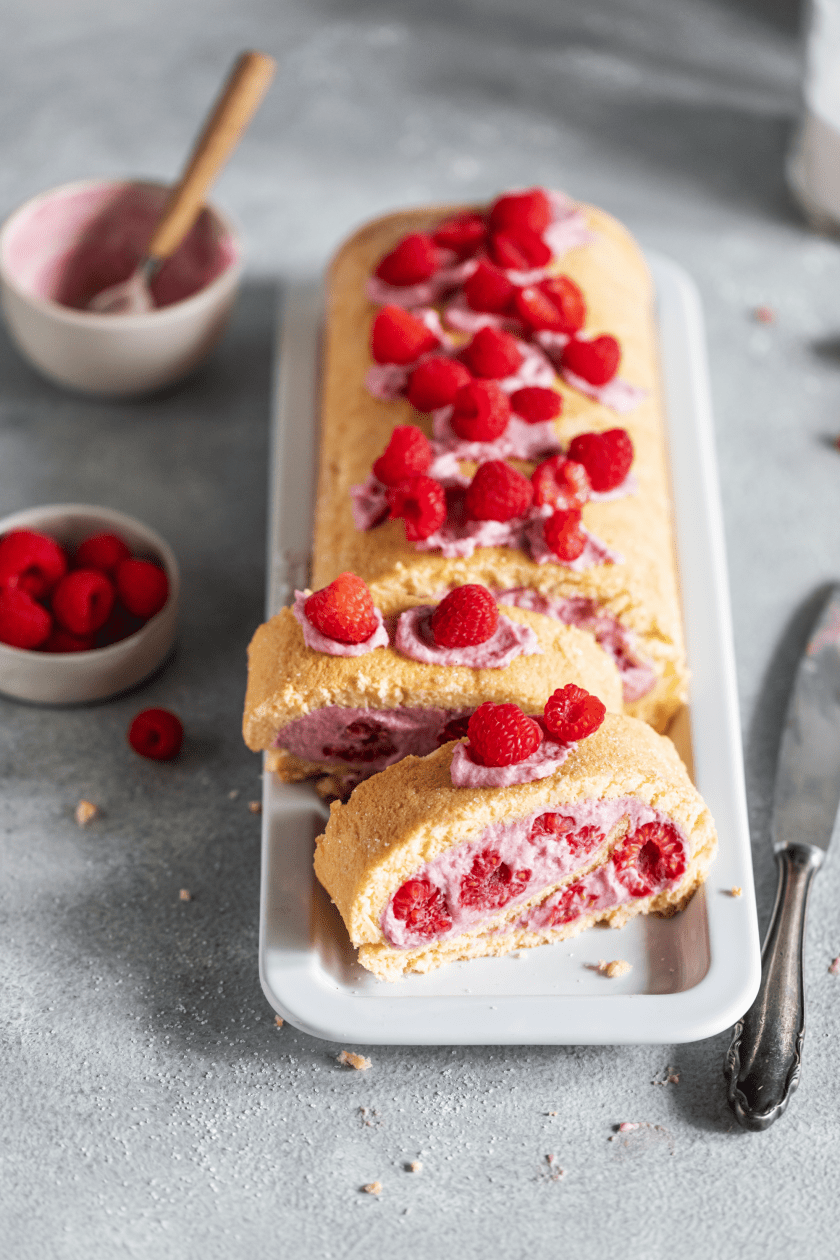 Himbeerrolle mit Quark-Sahne-Füllung | Simply Yummy