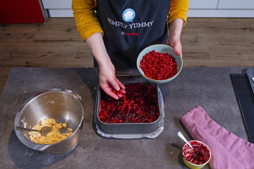Johannisbeeren werden auf dem Kuchenboden verteilt.