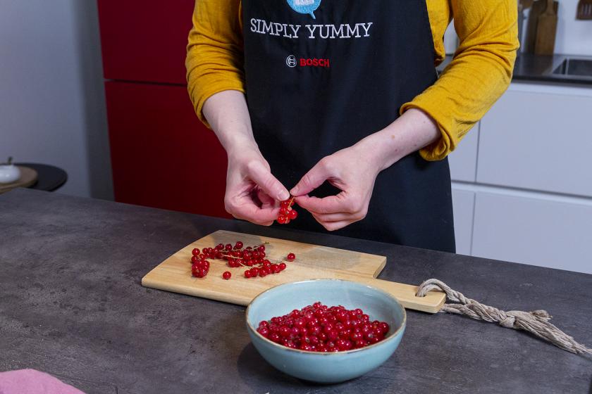 Johannisbeeren werden verlesen.
