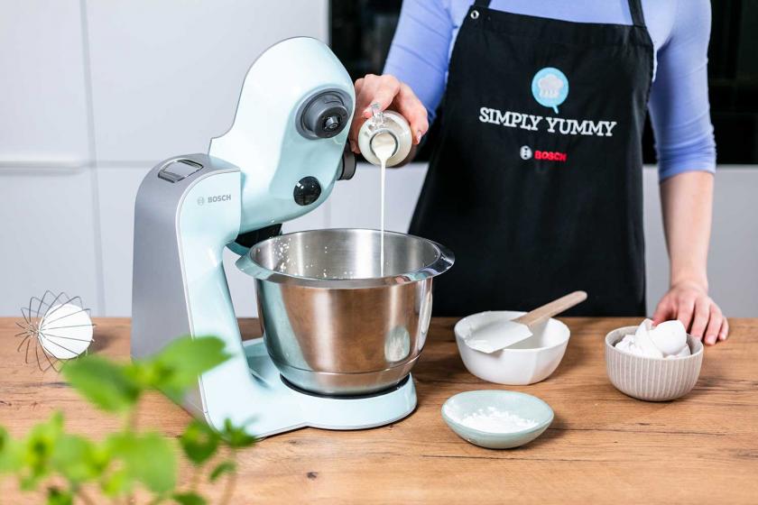 Sahne wird in die Rührschüssel einer Küchenmaschine gegeben.