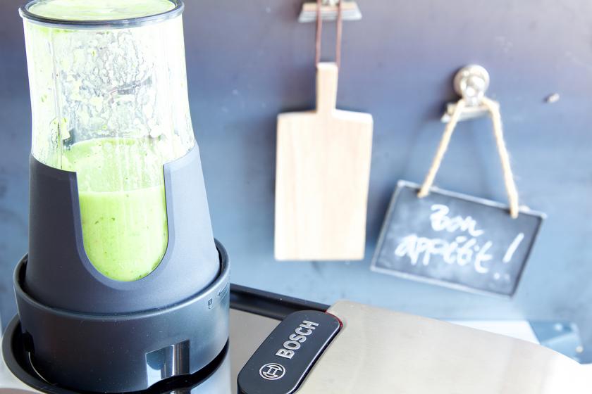 Die Zutaten für die kalte Gurkensuppe werden in einem Mixer püriert.