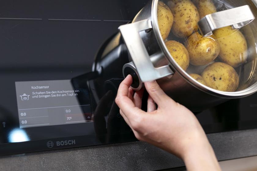 Für die Kartoffelklöße halb und halb werden Pellkartoffeln in einem Topf gekocht.