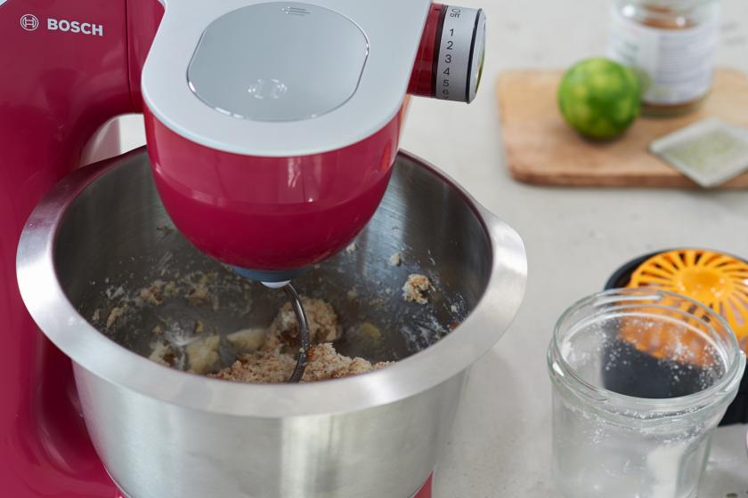 Der Teig für das Kokos-Spritzgebäck wird in einer Küchenmaschine geknetet.