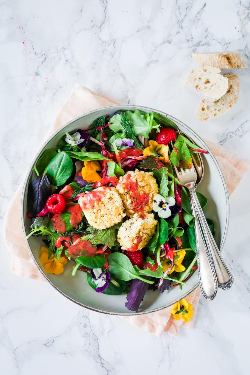 Kräutersalat mit gebackenem Ziegenkäse