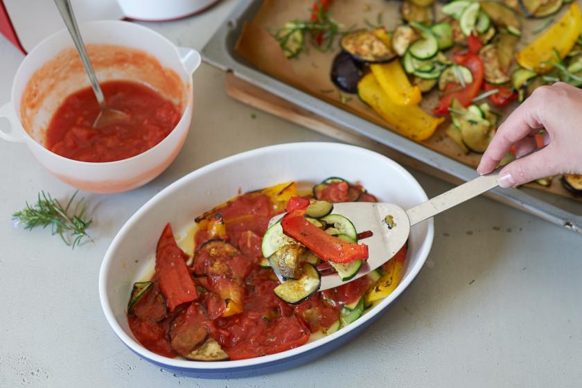 Kräuterwaffeln mit Ratatouille aus dem Ofen | Simply Yummy