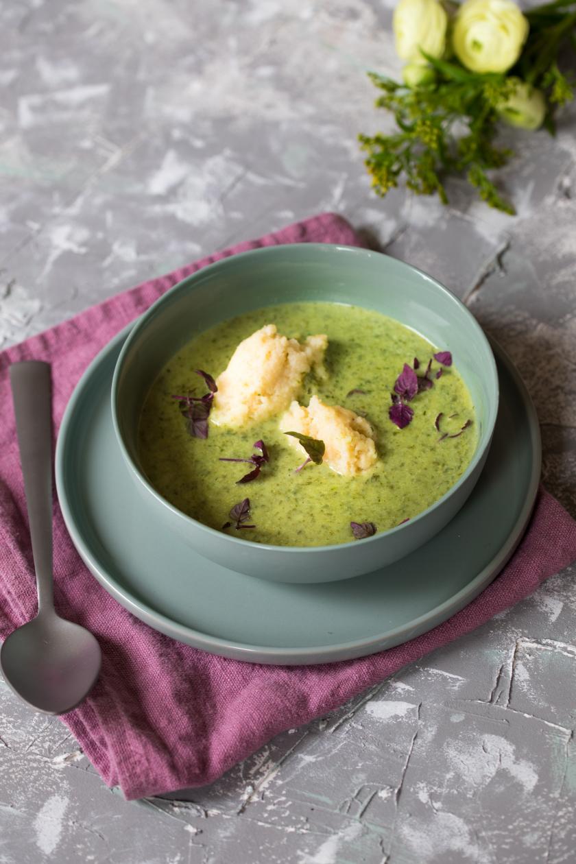 7-Kräuter-Suppe mit Grießnockerl | Simply Yummy