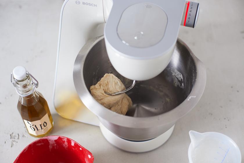 Der teig für den Krautstrudel wird in einer Küchenmaschine geknetet.