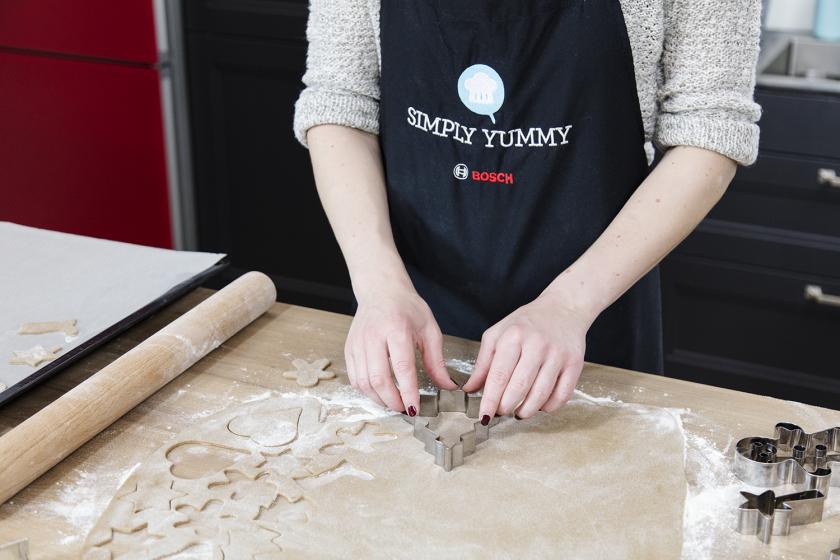Lebkuchen werden ausgestochen.
