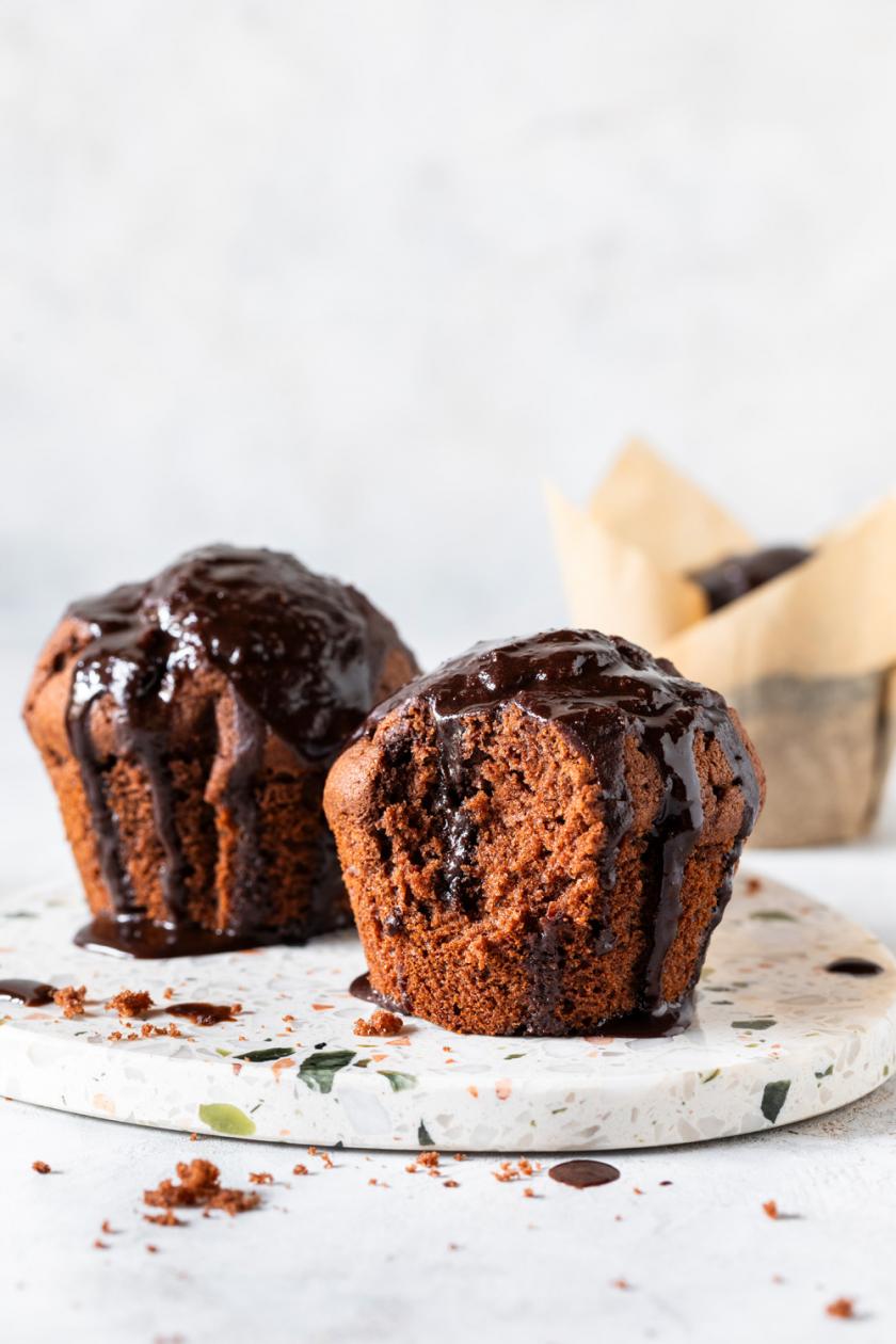 Zwei Lebkuchen Muffins mit herunter tropfender Glasur im close up auf einem Kuchenteller
