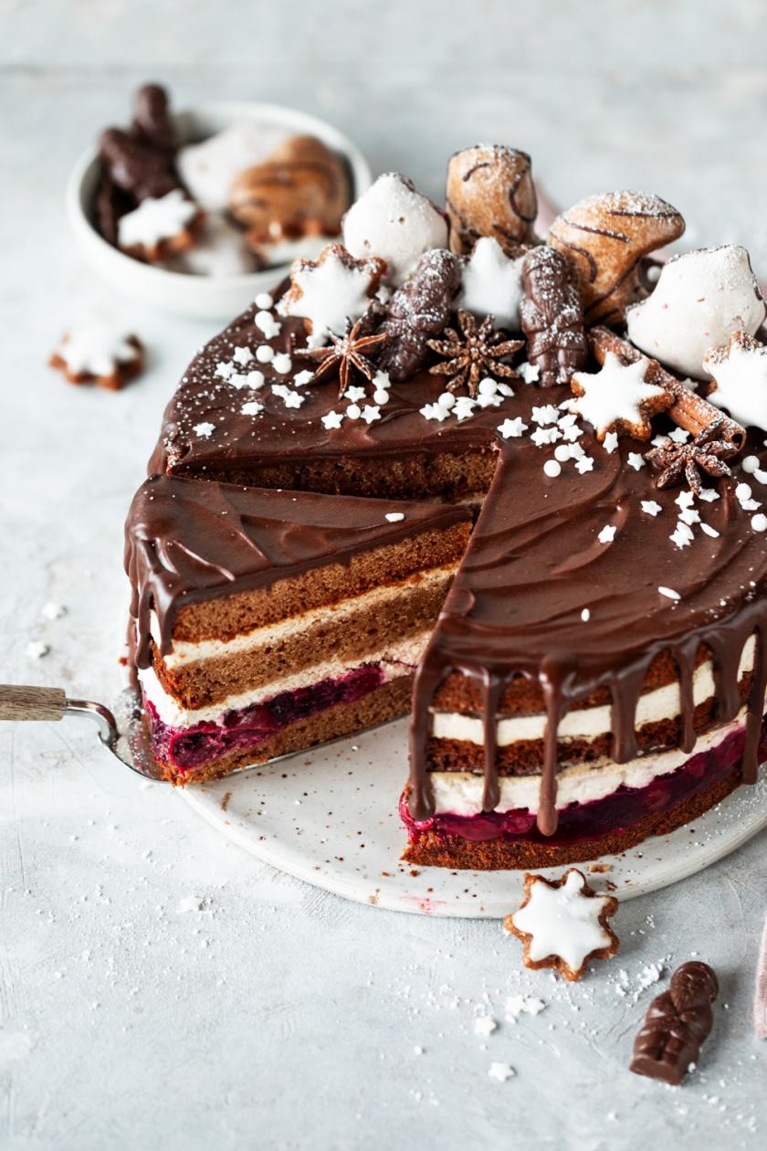 Angeschnittene Lebkuchentorte mit verschiedenen Schichten, weihnachtlich dekoriert 