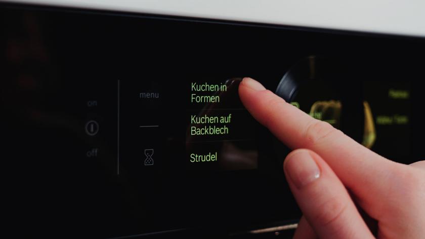 Der Backofen wird eingestellt.