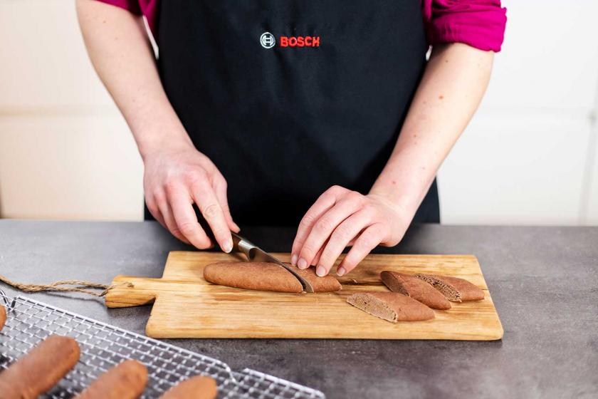 Magenbrot wird in Stücke geschnitten.