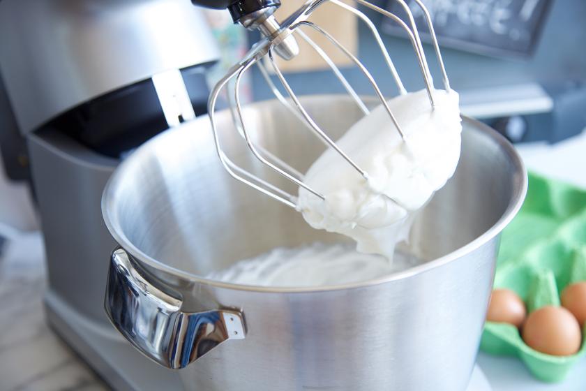Für die Mandelmousse wird Eischnee mit einer Küchenmaschine geschlagen.