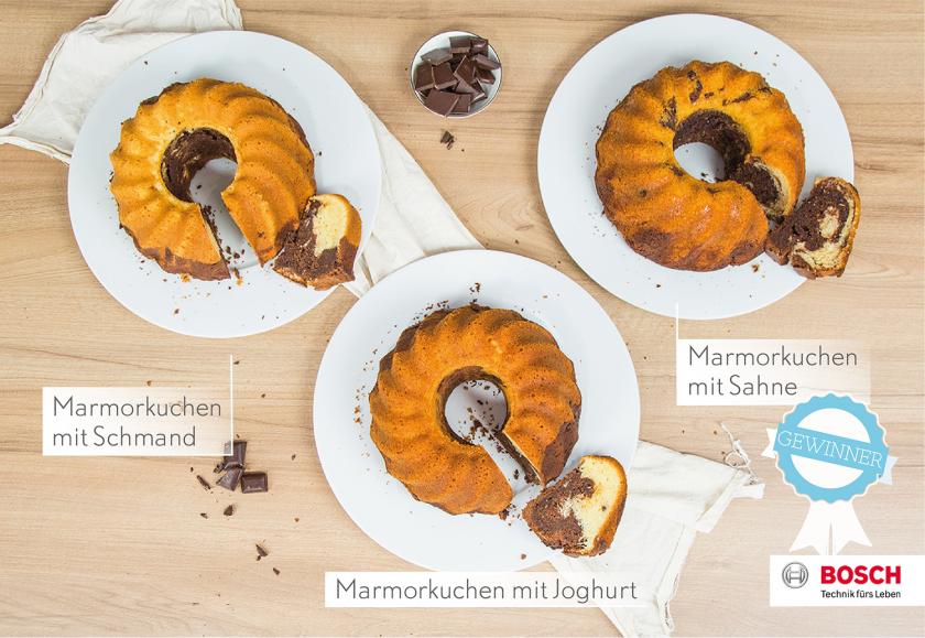 Drei Marmorkuchen saftig dank Sahne, Schmand und Joghurt auf Tellern angerichtet.