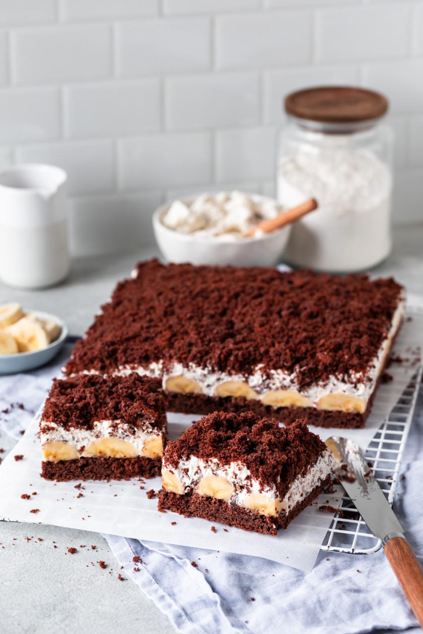 Maulwurfkuchen vom Blech angeschnitten auf einem Kuchengitter