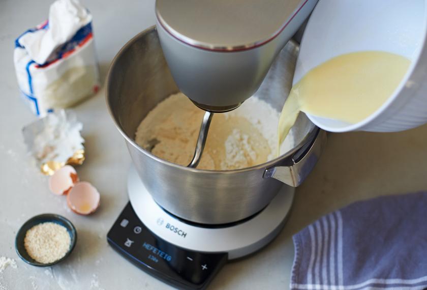 Hefeteig für Milchbrötchen wird geknetet.