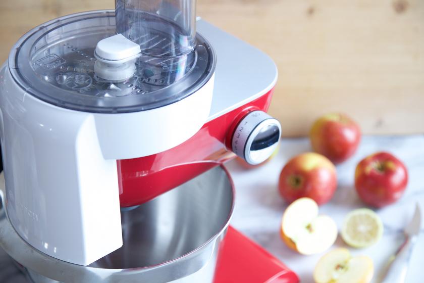 Für Milchreis mit Apfel wird das Obst in einer Küchenmaschine geraspelt.