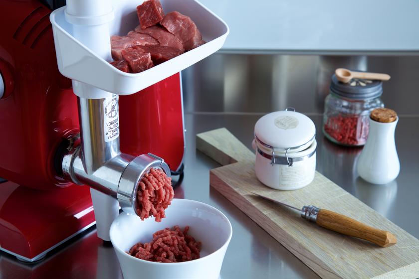 Das Fleisch für die Mini-Lammburger wird in einem Fleischwolf zerkleinert.