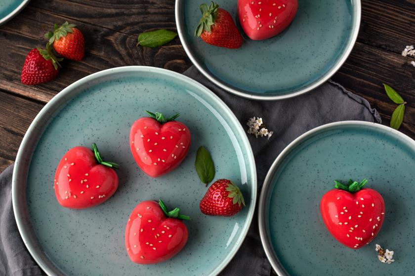 Mirror Glaze Törtchen mit Erdbeerfüllung | Simply Yummy