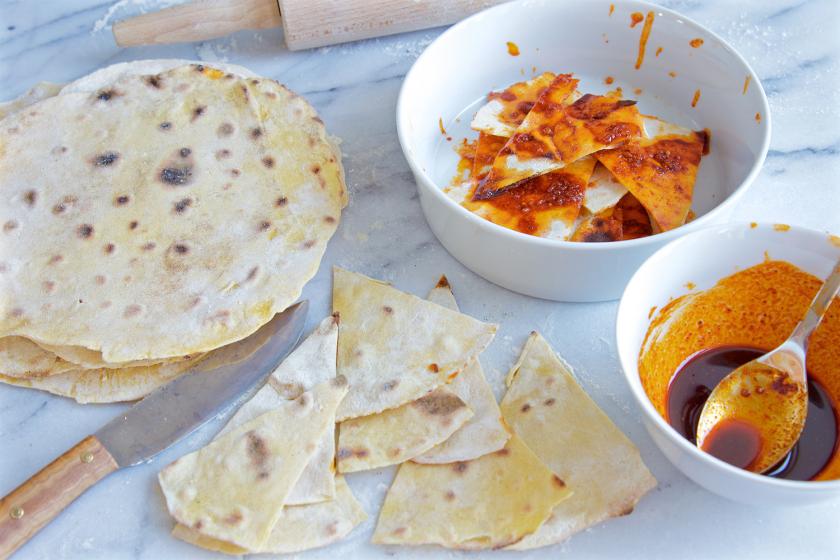 Für Nachos selber machen wurden die Teigfladen in Dreiecke geschnitten und in Marinade gewendet.