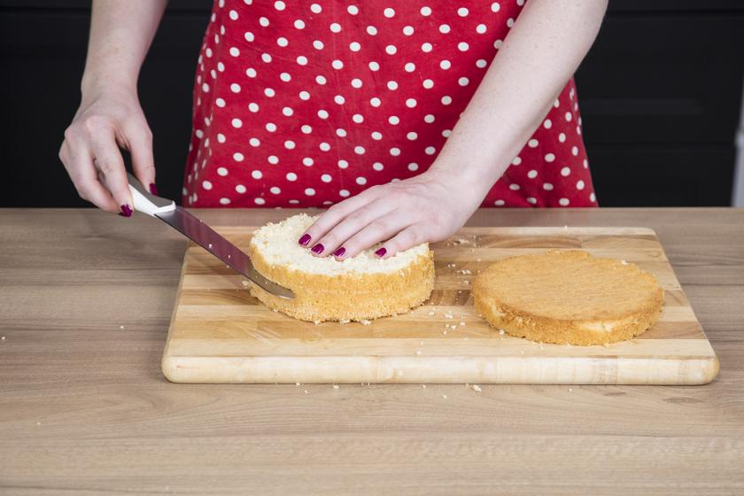 Die Böden für den Naked Cake werden durchgeschnitten.