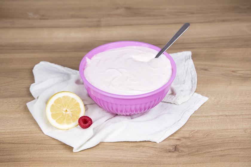 Schüssel mit Quarkmasse für den Naked Cake.