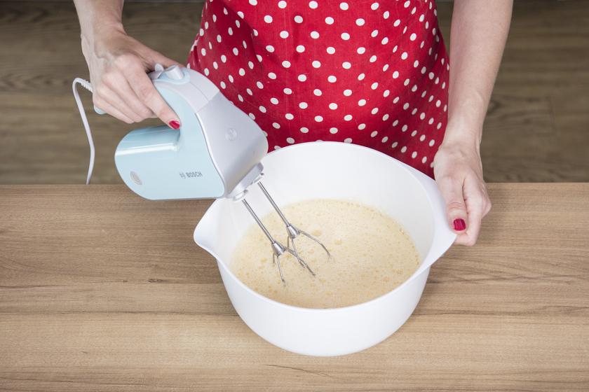 Teig für den Naked Cake wird mit einem Handmixer verrührt. 