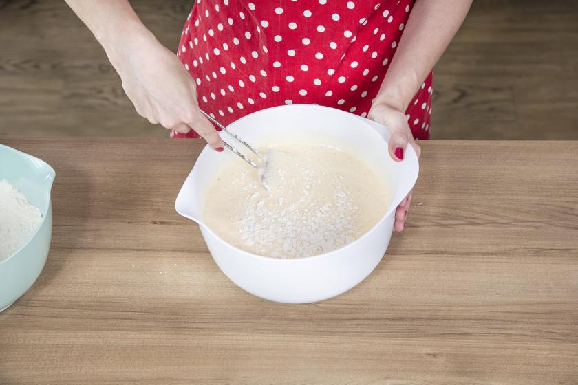 Mehlmischung wird unter den Teig für den Naked Cake gemischt.