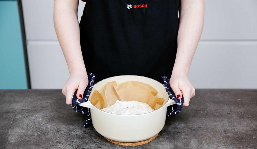 No Knead Bread wird in einen Topf zum Backen gelegt.