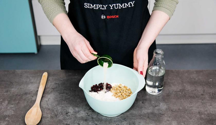 Die Zutaten von No Knead Bread werden in einer Schüssel gemischt.