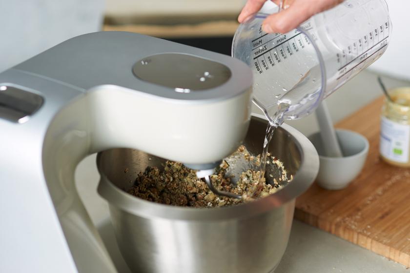 Zutaten für das Brot ohne Mehl werden in einer Küchenmaschine gerührt.