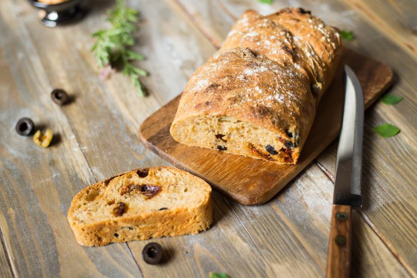 Brot mit Oliven und getrockneten Tomaten | Simply Yummy
