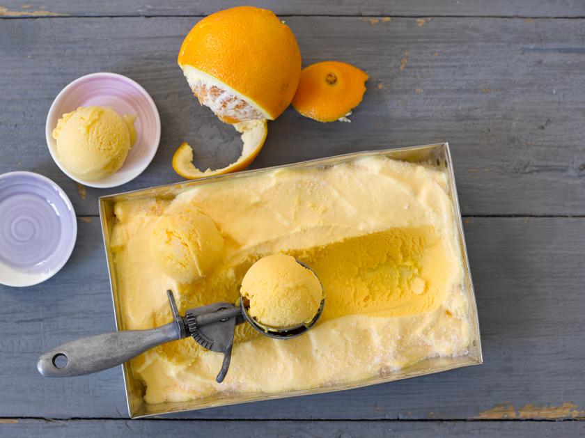Selbst gemachtes Orangeneis mit Joghurt