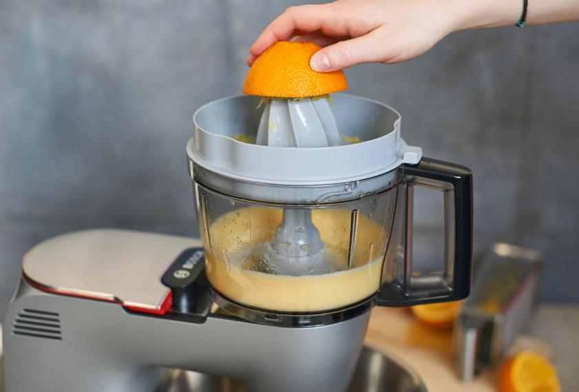 Für den Orange-Schoko-Kuchen werden Orangen ausgepresst.